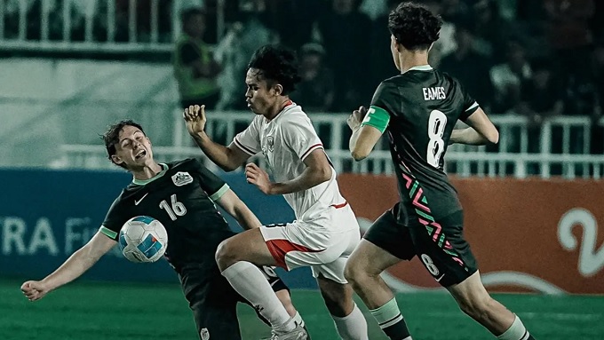U19 Indonesia (áo trắng) dừng bước trước U19 Australia ở bán kết
