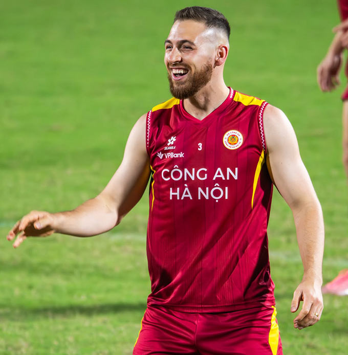 Tại V.League 2025/26, Hugo ra sân 14 trận, không ghi bàn thắng nào. Ảnh: CAHN