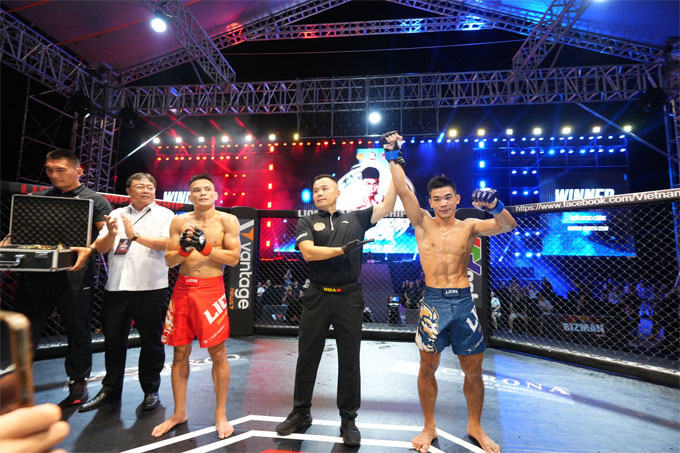 Trần Ngọc Lượng (phải) thắng knock-out kỹ thuật trước Lê Văn Tuần ở trận tranh đai 60kg LION Championship tại sự kiện thứ 25