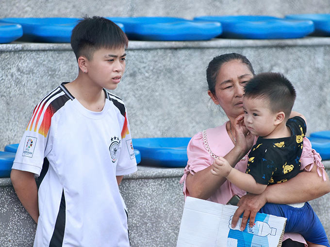 Lê Thị Anh Trúc cùng bà nội và em họ có mặt ở vòng sơ loại tuyển chọn T năng bóng đá nữ. Ảnh: Đức Cường