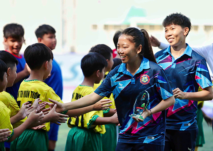 Tiền đạo Huỳnh Như, thủ môn Kim Thanh động viên các "cầu thủ nhí"