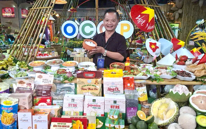 Sản phẩm nông nghiệp và OCOP của Hà Nội được trưng bày, giới thiệu tại một hội chợ thương mại.