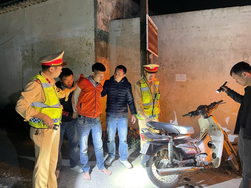 Hưng Yên: Trạm CSGT Cầu Nghìn liên tiếp bắt giữ các đối tượng tàng trữ trái phép chất ma túy  2