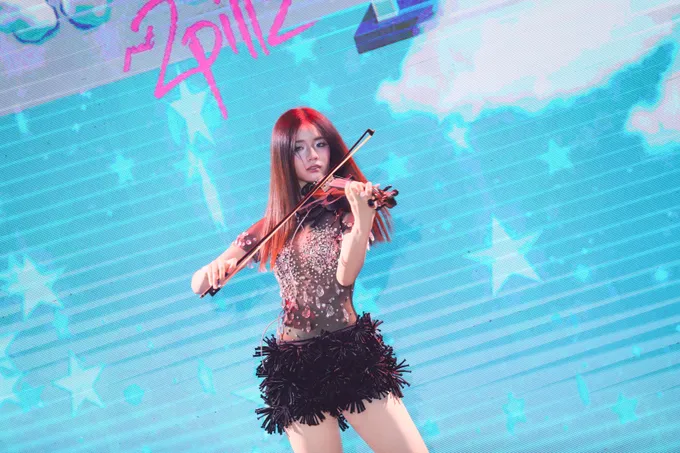 Izara Thiên Nga có thể sử dụng nhiều loại nhạc cụ như violin, piano, guitar, trống, guitar điện, saxophone… và thông thạo tiếng Anh, tiếng Pháp và tiếng Trung