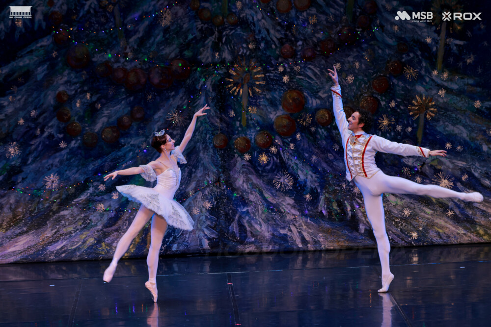Dưới sự dẫn dắt của Giám đốc nghệ thuật Vyacheslav Gordeev, huyền thoại ballet Nga thế kỷ XX, các nghệ sĩ Russian State Ballet mang đến một đêm diễn chuẩn mực, với phần thể hiện ấn tượng của hai solist Ekaterina Makeeva (vai Marie) và Dmitry Kotermin (vai Hoàng tử).