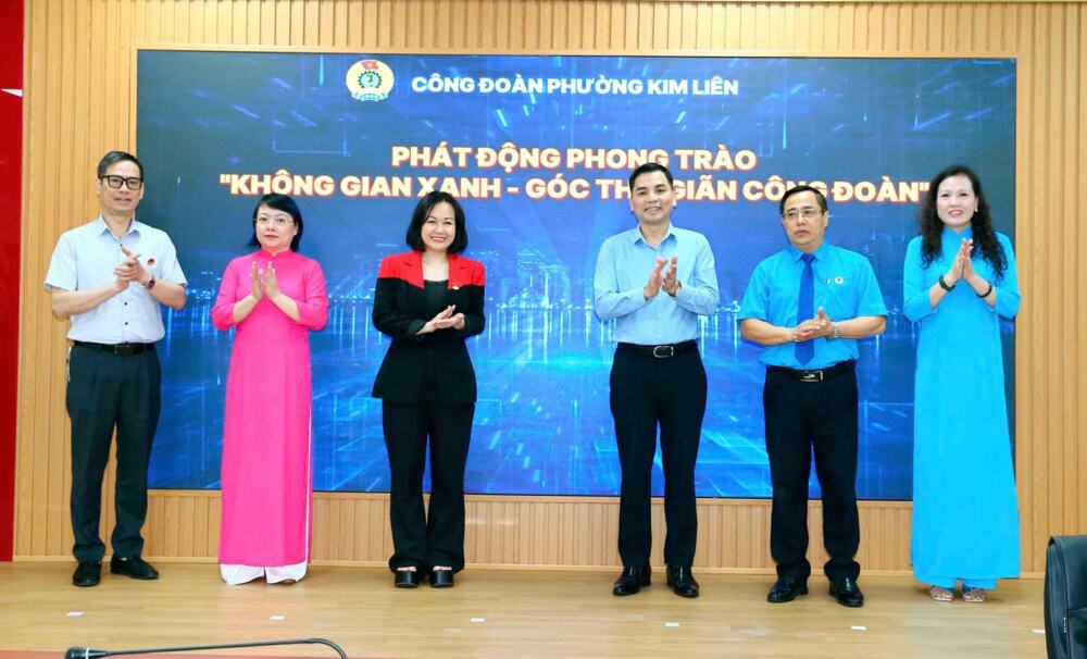 Lãnh đạo Liên đoàn Lao động thành phố và phường Kim Liên bấm nút phát động Phong trào “Không gian xanh - Góc thư giãn Công đoàn”.
