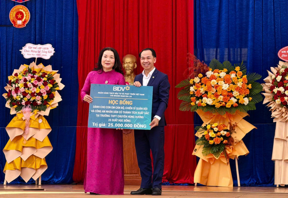 Gần 700 triệu đồng được BIDV Nam Gia Lai trao tặng dịp tổng kết năm học 1